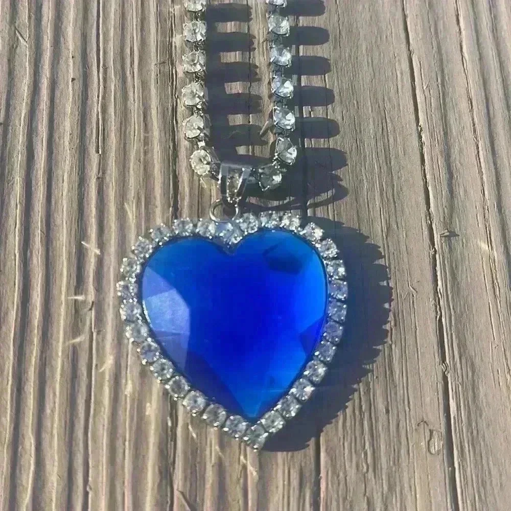 Rhinestone costume, jewelry, beautiful heart. - Picture 2 of 8